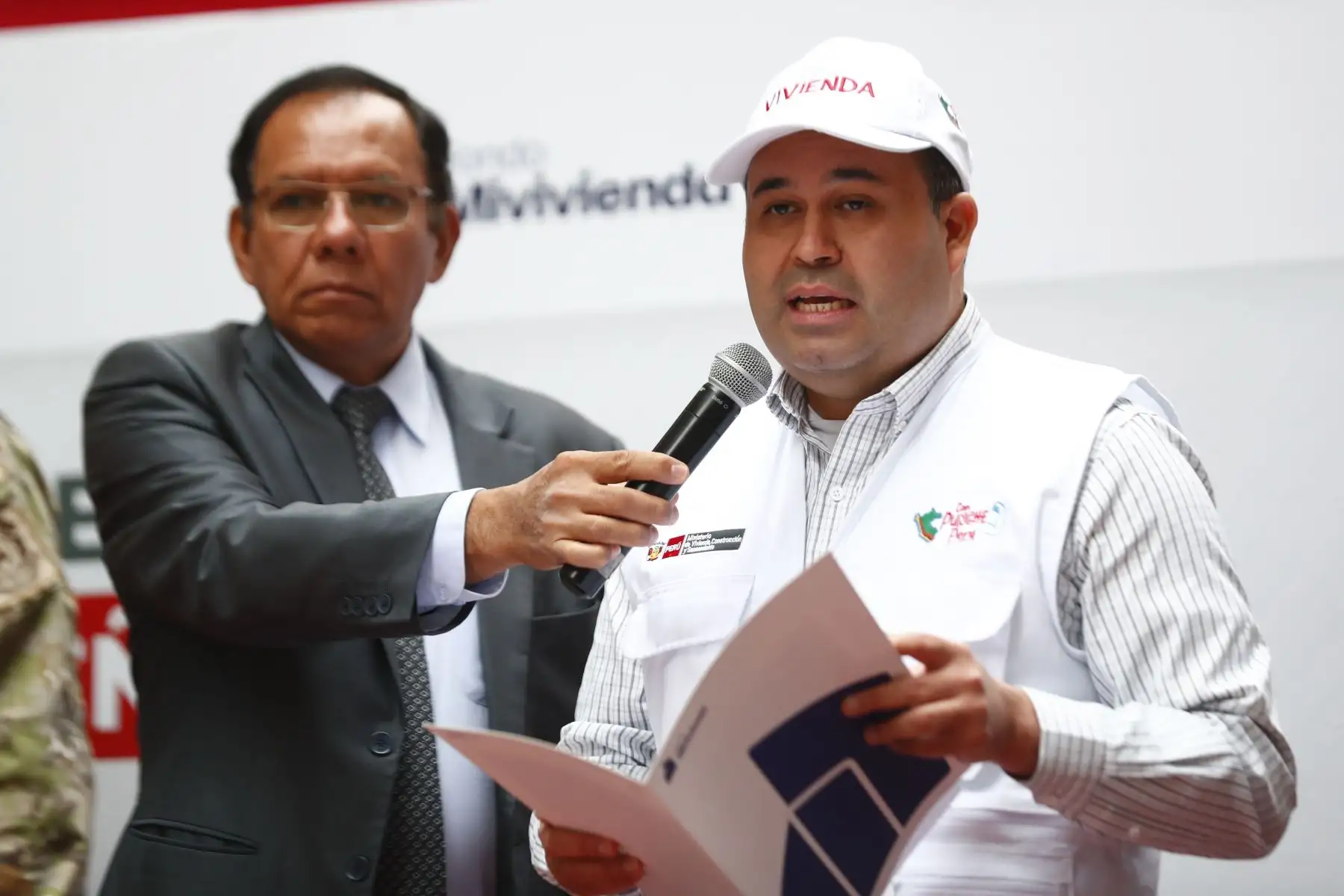 Representantes del Ministerio de Vivienda, Construcción y Saneamiento, de la empresa Besco, y de los programas Techo Propio, Mi Vivienda y Fovime participaron en la entrega simbólica de los nuevos departamentos de la cuarta etapa del proyecto inmobiliario "La Alameda del Rímac", en el distrito del mismo nombre, a miembros del Ejército del Perú y sus familiares. Foto: ANDINA/Daniel Bracamonte
