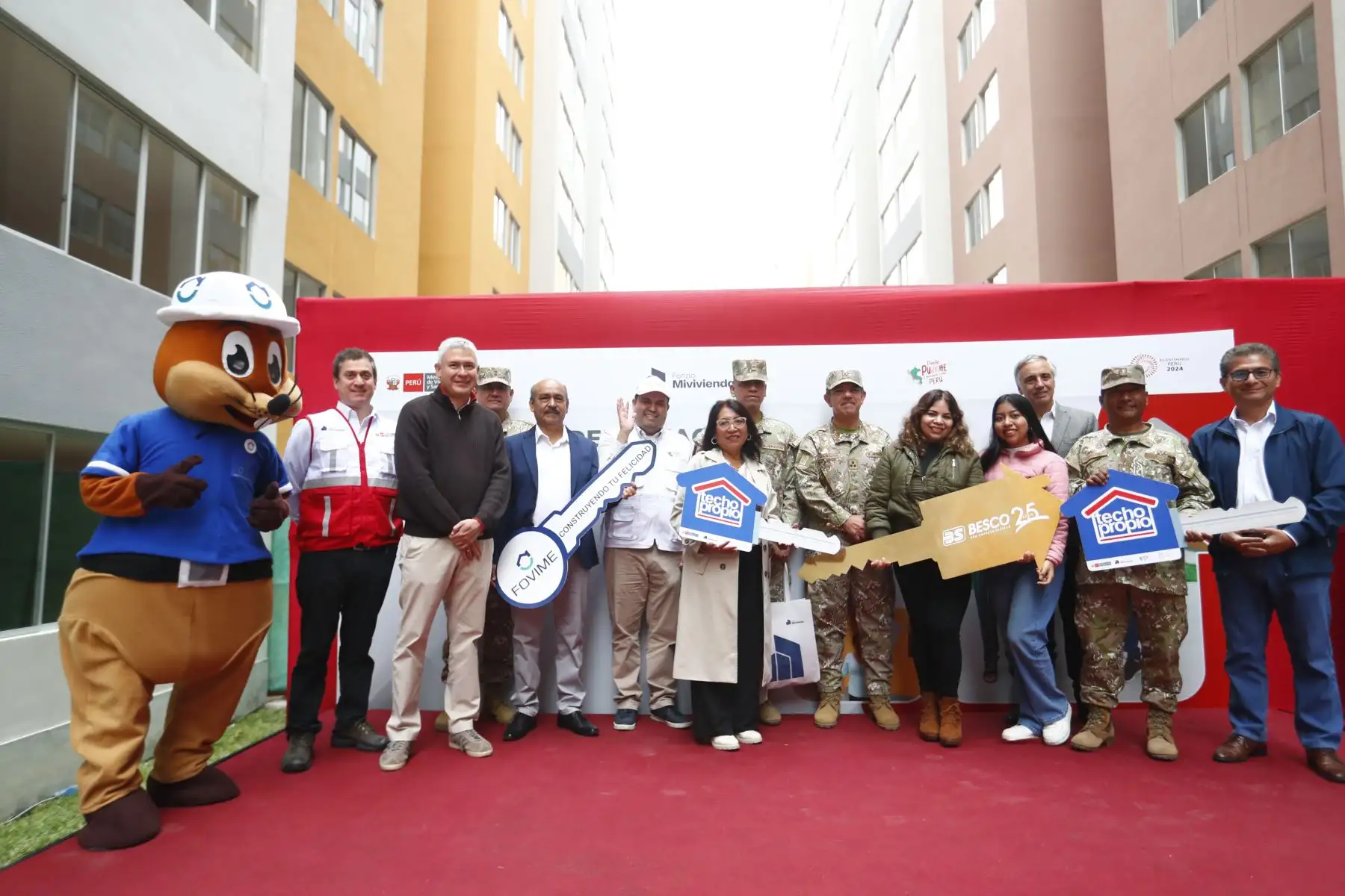 Representantes del Ministerio de Vivienda, Construcción y Saneamiento, de la empresa Besco, y de los programas Techo Propio, Mi Vivienda y Fovime participaron en la entrega simbólica de los nuevos departamentos de la cuarta etapa del proyecto inmobiliario "La Alameda del Rímac", en el distrito del mismo nombre, a miembros del Ejército del Perú y sus familiares. Foto: ANDINA/Daniel Bracamonte