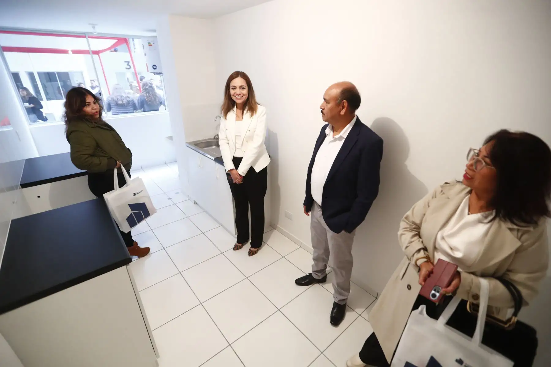 Se realizó la entrega simbólica de los nuevos departamentos de la cuarta etapa del proyecto inmobiliario "La Alameda del Rímac", en el distrito del mismo nombre, a miembros del Ejército del Perú y sus familiares, a través del Fondo Mi Vivienda y Techo Propio. Foto: ANDINA/Daniel Bracamonte
