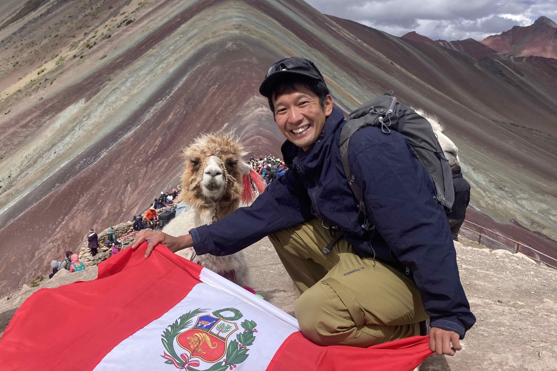 Naoki Shimizu, en la montaña de siete colores en Cuzco (Perú). El corredor y artista japonés Naoki Shimizu siempre quiso ir a Perú para apreciar las míticas Líneas de Nazca y ahora acaba de concluir un recorrido de 4.000 kilómetros, de los cuales 1.000 han sido corriendo, formando una imagen aérea de una alpaca en honor a las famosas figuras del desierto. 
Foto: EFE