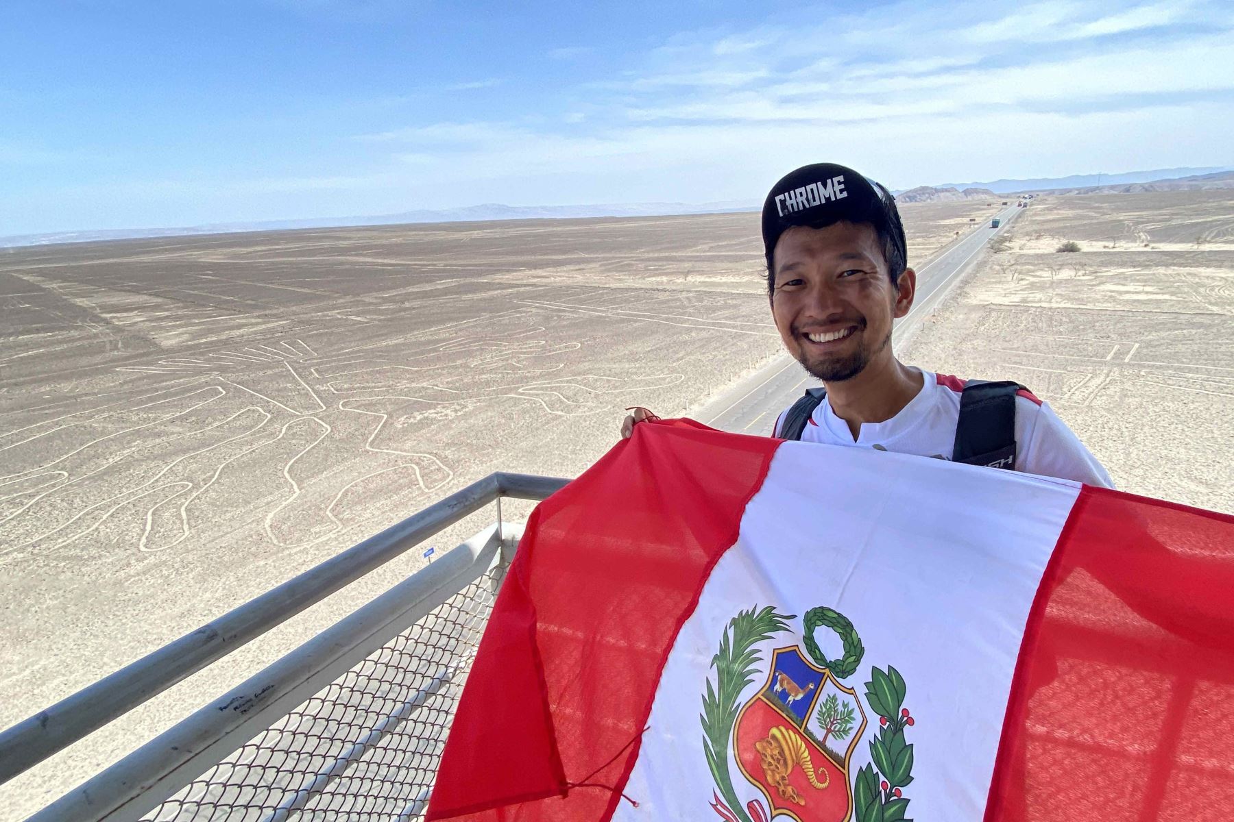 Naoki Shimizu,  corredor y artista japonés Naoki Shimizu, en las pampas de Nazca (Perú). El corredor y artista japonés Naoki Shimizu siempre quiso ir a Perú para apreciar las míticas Líneas de Nazca y ahora acaba de concluir un recorrido de 4.000 kilómetros, de los cuales 1.000 han sido corriendo, formando una imagen aérea de una alpaca en honor a las famosas figuras del desierto. 
Foto: EFE