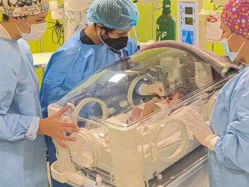La menor sigue en la incubadora de la Unidad de Cuidados Intensivos Neonatales. Foto: Cortesía