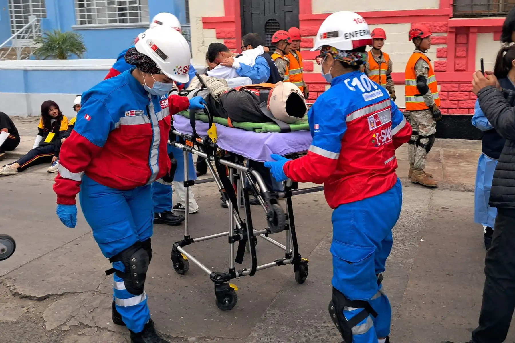 SAMU desarrolló el ejercicio en las instalaciones del colegio nacional Reino de España, del distrito de Barranco, donde diversas brigadas de rescate realizaron un despliegue de acciones, frente a un posible desastre natural. ANDINA/ Samu.