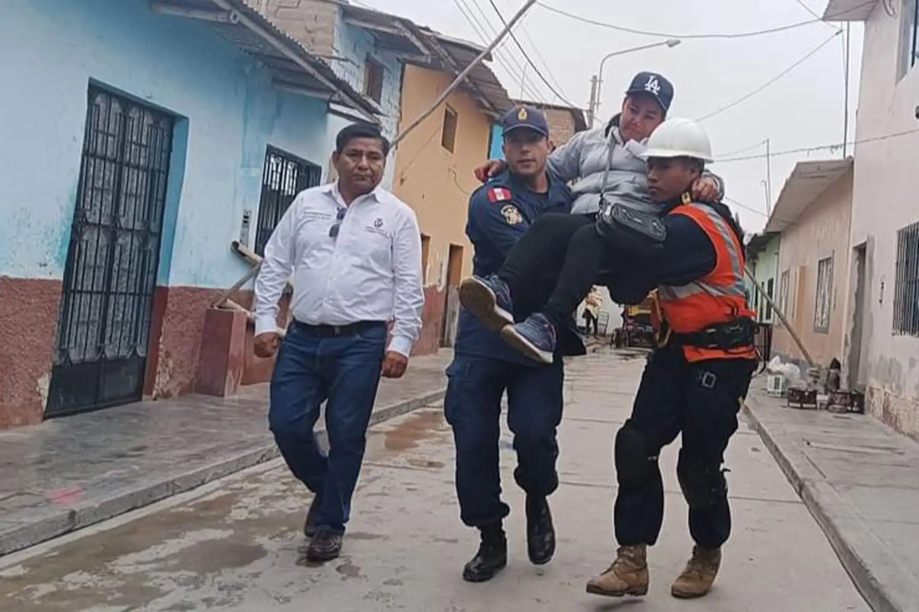 Personal de las Fuerzas Armadas rescató a los heridos y los trasladó al estadio de Cayaltí. Foto: ANDINA/Difusión
