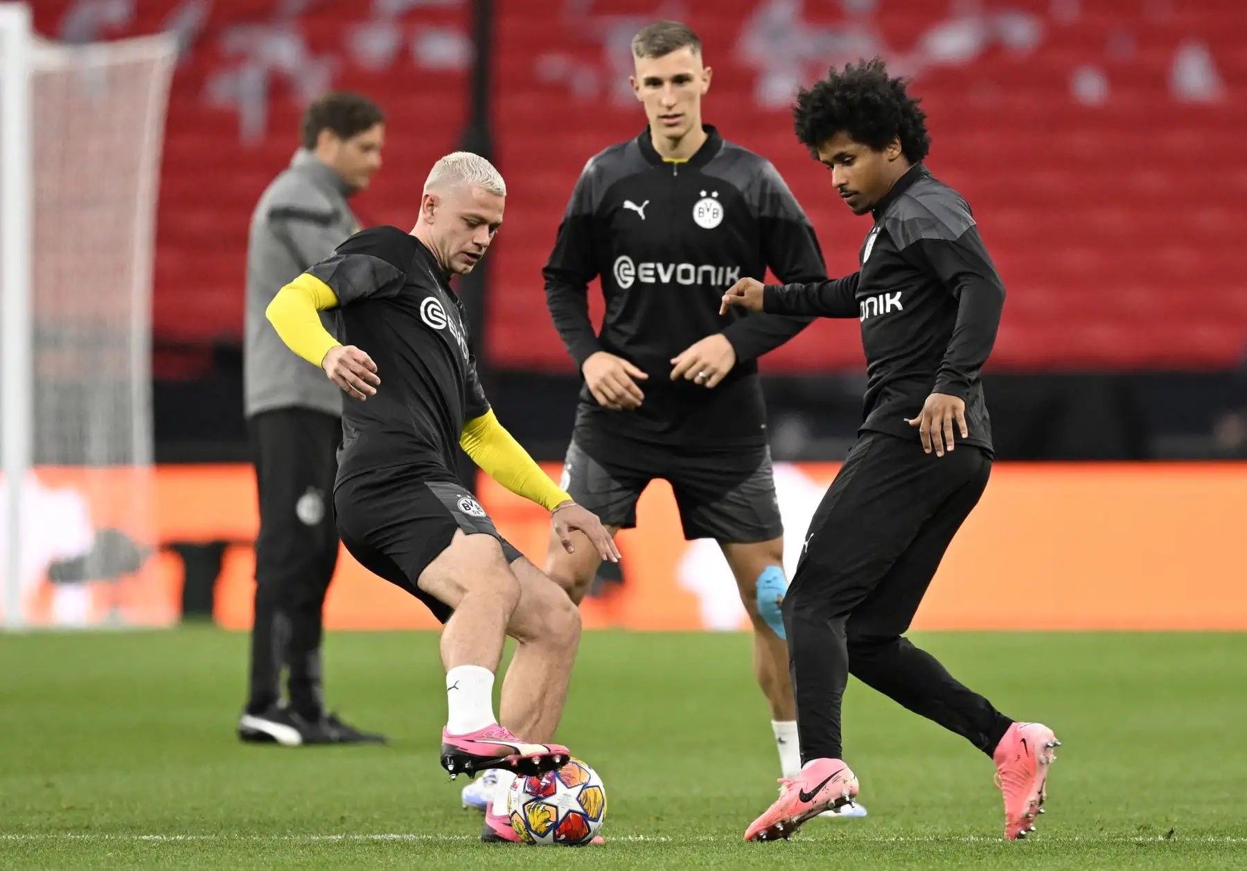 El defensor noruego de Dortmund Julian Ryerson , el defensor alemán de Dortmund Nico Schlotterbeck y el delantero alemán de Dortmund Karim Adeyemi participan en una sesión de entrenamiento en el estadio de Wembley, en Londres, de su partido de fútbol de la final de la UEFA Champions League contra el Real Madrid. Foto: ANDINA/ AFP