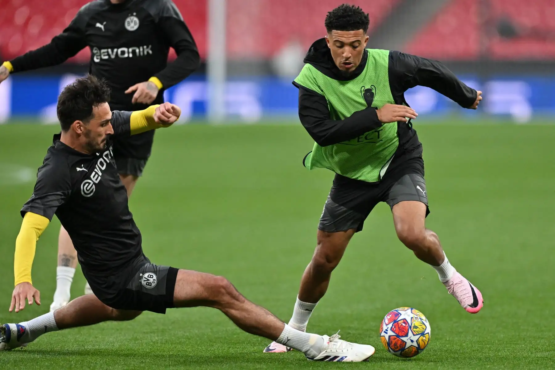 El centrocampista inglés de Dortmund Jadon Sancho es abordado por el defensor alemán de Dortmund Mats Hummels durante una sesión de entrenamiento en el estadio de Wembley, en Londres,  en vísperas de su partido final de fútbol de la Liga de Campeones de la UEFA contra el Real Madrid. Foto: ANDINA/AFP