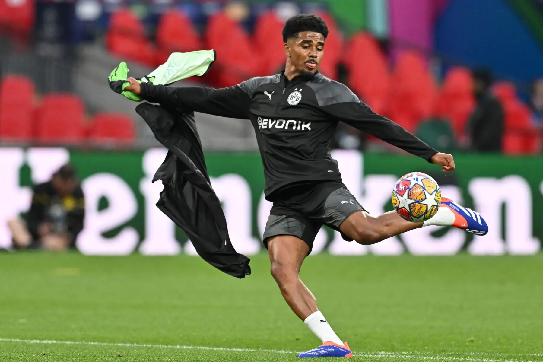 El defensor holandés del Dortmund, Ian Maatsen, dispara durante una sesión de entrenamiento en el estadio de Wembley, en Londres, en vísperas de la final de la Liga de Campeones de la UEFA contra el Real Madrid. Foto: ANDINA/ AFP