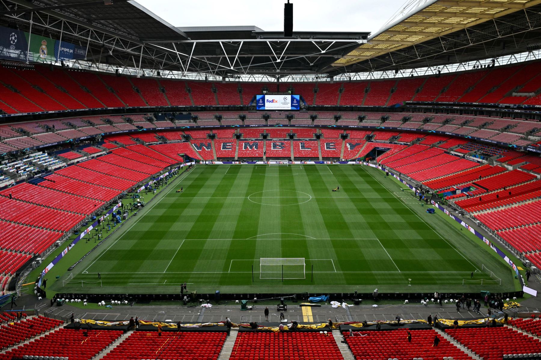 El personal de campo prepara el campo antes de la final de la Liga de Campeones de la UEFA entre el Borussia Dortmund y el Real Madrid en el estadio de Wembley en Londres. Foto: ANDINA/ AFP