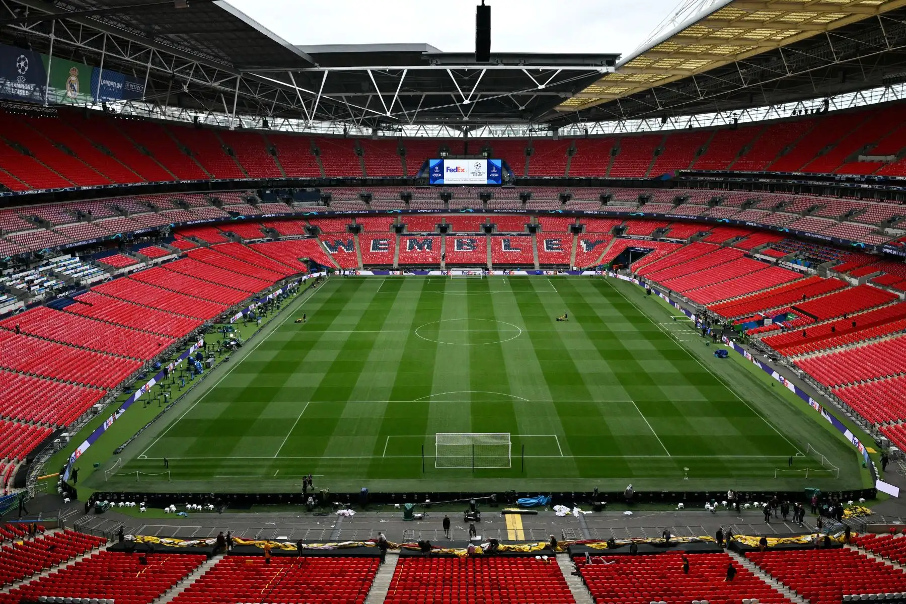 El personal de campo prepara el campo antes de la final de la Liga de Campeones de la UEFA entre el Borussia Dortmund y el Real Madrid en el estadio de Wembley en Londres. Foto: ANDINA/ AFP