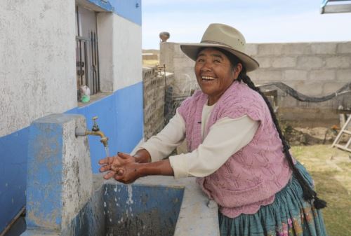 El Ministerio de Vivienda, Construcción y Saneamiento transferirá S/ 17.4 millones a 23 gobiernos regionales, para financiar obras de potabilización, desinfección y acceso a agua segura (agua clorada), en beneficio de las familias de zonas rurales del país.