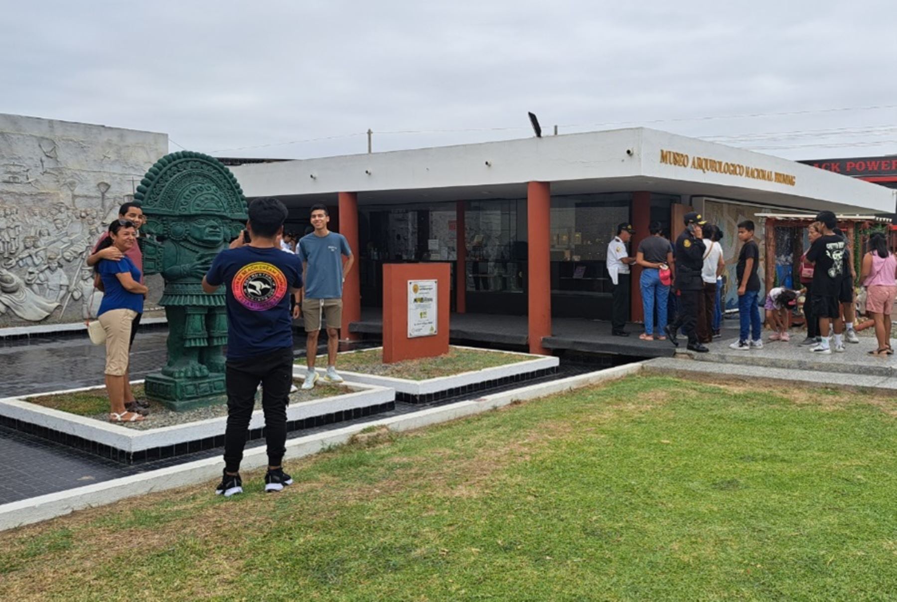 Este domingo 2 de junio los seis museos del Ministerio de Cultura en Lambayeque: Brüning, Tumbas Reales de Sipán, Sicán, Túcume, Huaca Rajada - Sipán y Chotuna -Chornancap, así como Huaca Ventarrón, ofrecerán la sexta edición del año de Museos Abiertos, con entretenidas actividades al aire libre e ingreso gratis para las familias peruanas y residentes en el país. Asimismo, se celebrará el mes de la Cultura Afroperuana.