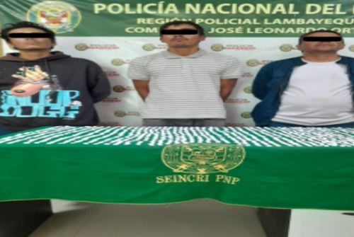En acción coordinada, efectivos de la comisaría PNP José Leonardo Ortiz, con información proporcionada por la División de Inteligencia de la Región Policial Lambayeque, intervinieron a tres sujetos presuntamente implicados en el delito contra la seguridad pública en la modalidad de tráfico ilícito de drogas.