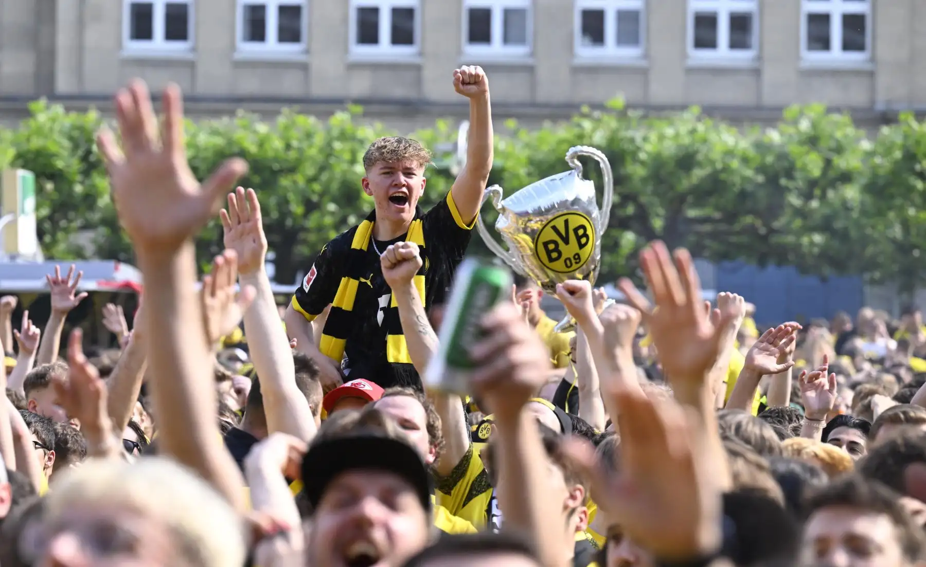 Los aficionados del Dortmund celebran en el centro de Dortmund, antes de la final de la Liga de Campeones entre el Real Madrid y el Borussia Dortmund en Londres.
Foto. ANDINA/AFP