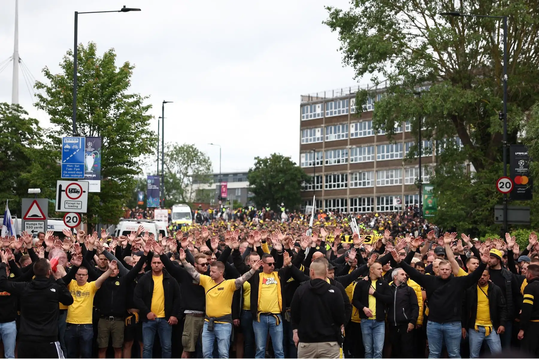 Los seguidores del Dortmund se reúnen para el corto paseo por el Olympic Way hasta el estadio de Wembley, en Londres, para asistir al partido de fútbol final de la Liga de Campeones de la UEFA entre el Borussia Dortmund y el Real Madrid. 
Foto. ANDINA/AFP