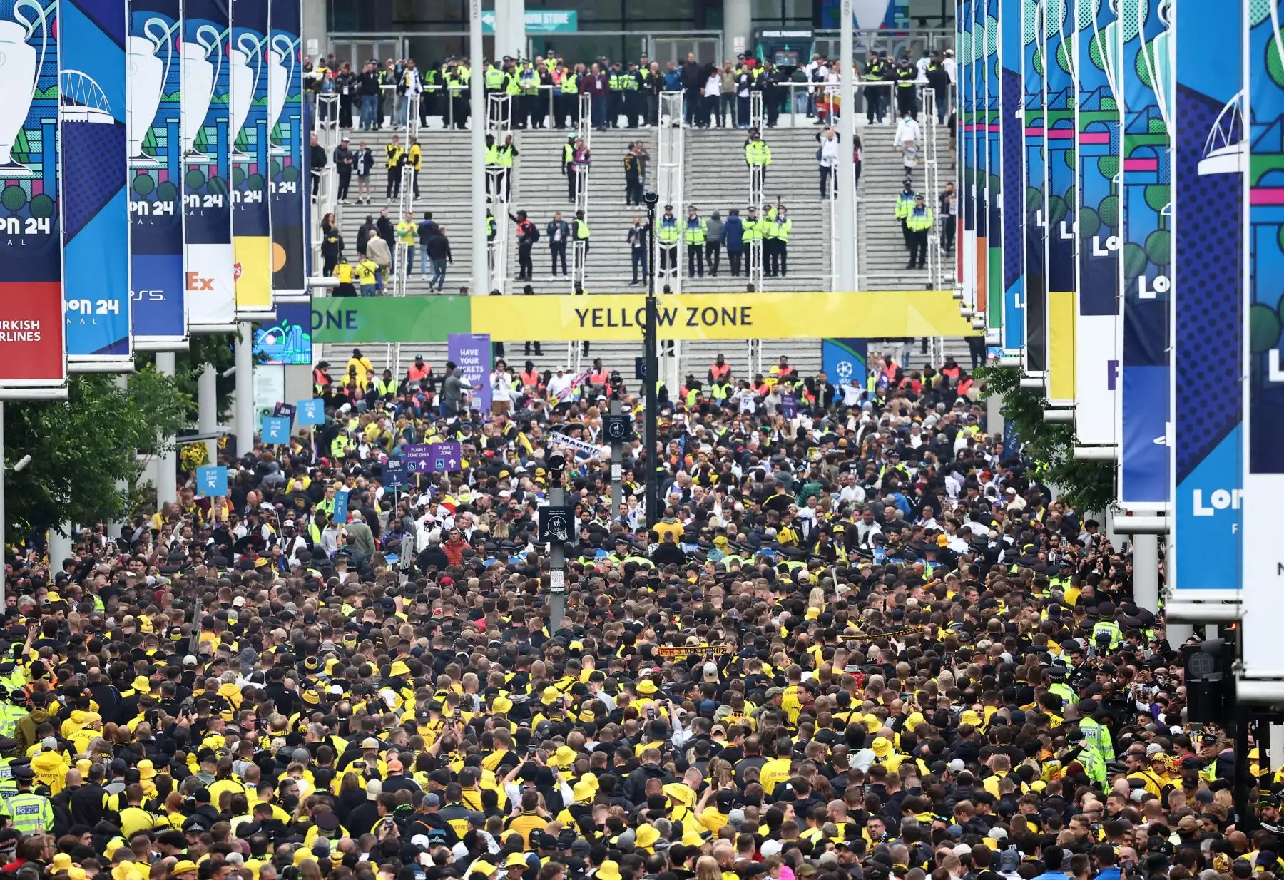 Los aficionados del Real Madrid y del Dortmund esperan a que se abran las puertas en la entrada del estadio de Wembley, en Londres, antes del partido de fútbol final de la Liga de Campeones de la UEFA entre el Borussia Dortmund y el Real Madrid. Foto: ANDINA/AFP