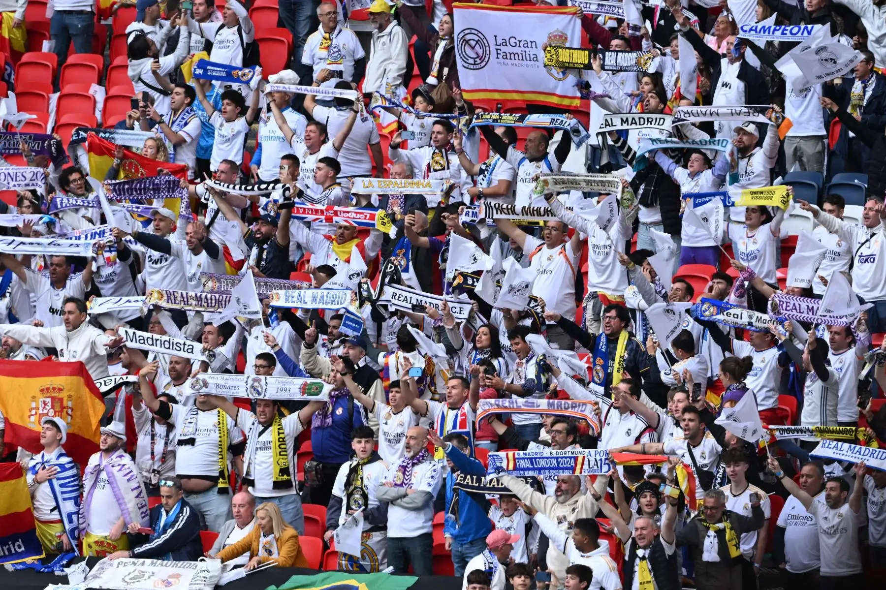 Los aficionados del Real Madrid muestran sus bufandas antes del partido final de la Liga de Campeones de la UEFA entre el Borussia Dortmund y el Real Madrid, en el estadio de Wembley, en Londres. Foto. ANDINA/ AFP