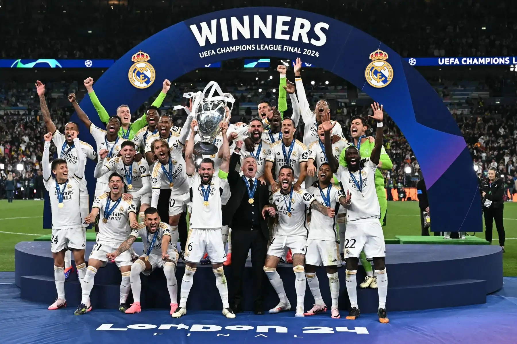 El defensor español del Real Madrid Nacho Fernández levanta el trofeo para celebrar su victoria al final del partido final de la Liga de Campeones de la UEFA entre el Borussia Dortmund y el Real Madrid, en el estadio de Wembley, en Londres, el 1 de junio de 2024. El Real Madrid gana el Final de la Liga de Campeones 2 - 0 contra el Borussia Dortmund. Foto: ANDINA/AFP