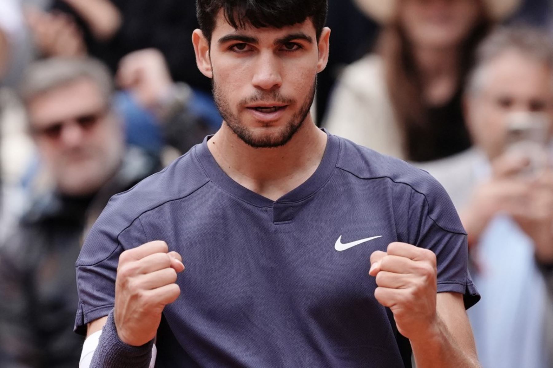 Carlos Alcaraz ahora va por Stefanos Tsitsipas en el Grand Slam de Francia