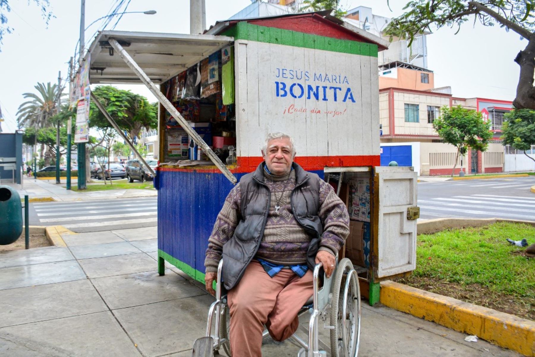 Historia de superación: don Mario sale adelante con la venta de diarios y revistas. Foto: ANDINA/Difusión.