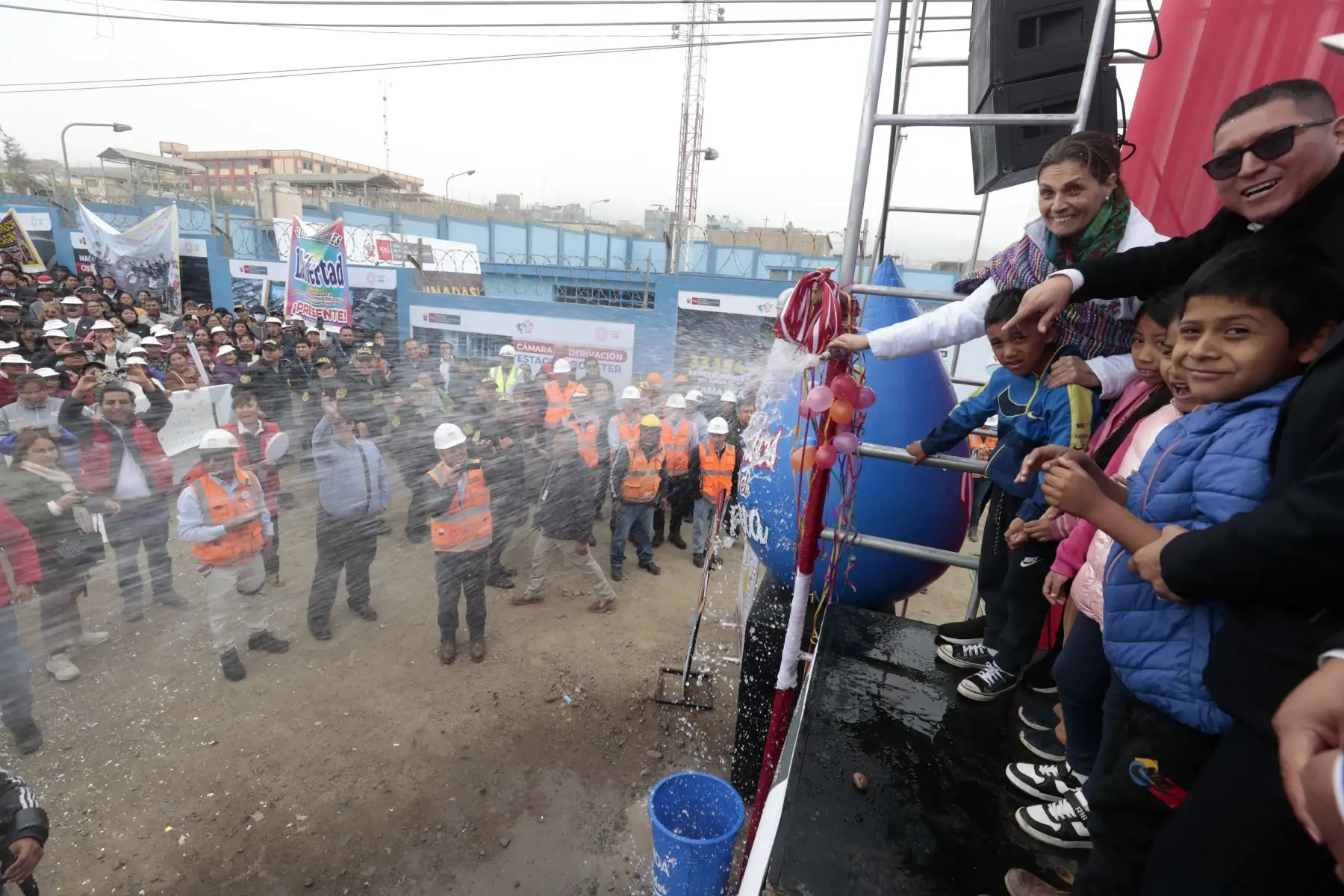 Hania Pérez de Cuéllar, ministra de Vivienda, Construcción y Saneamiento, inaugura las obras de agua potable y alcantarillado en la localidad de Jicamarca. Foto: ANDINA/ Vidal Tarqui