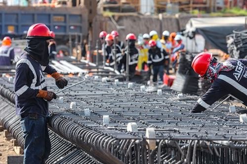 Workers building part of the Metro de Lima. Cortesía