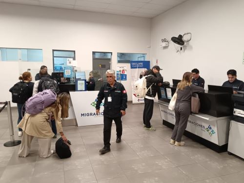 Inspectores de Migraciones brindaron atención a los pasajeros de los nueve vuelos que aterrizaron anoche en el aeropuerto de Pisco a donde fueron derivados debido al cierre del aeropuerto Jorge Chávez.