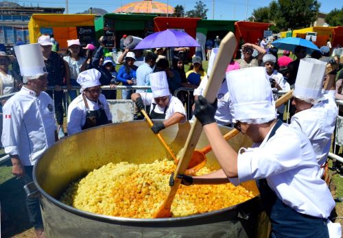En un ambiente festivo, cocineros cajamarquinos elaboraron el "frito cajacho" más grande de Cajamarca, uno de los platos típicos y más populares de esta región que se elaboró en el marco de los festejos por el Día Nacional de la Papa. ANDINA/Difusión