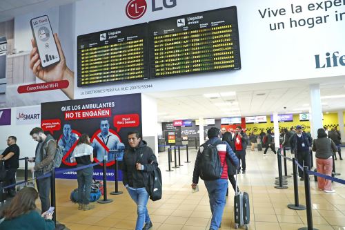 Largas colas en el Aeropuerto Jorge Chávez tras reanudarse los vuelos nacionales e internacionales luego del desperfecto ocurrido en el sistema eléctrico de luces de la pista de aterrizaje ayer domingo 2 de junio. Foto: ANDINA/Daniel Bracamonte