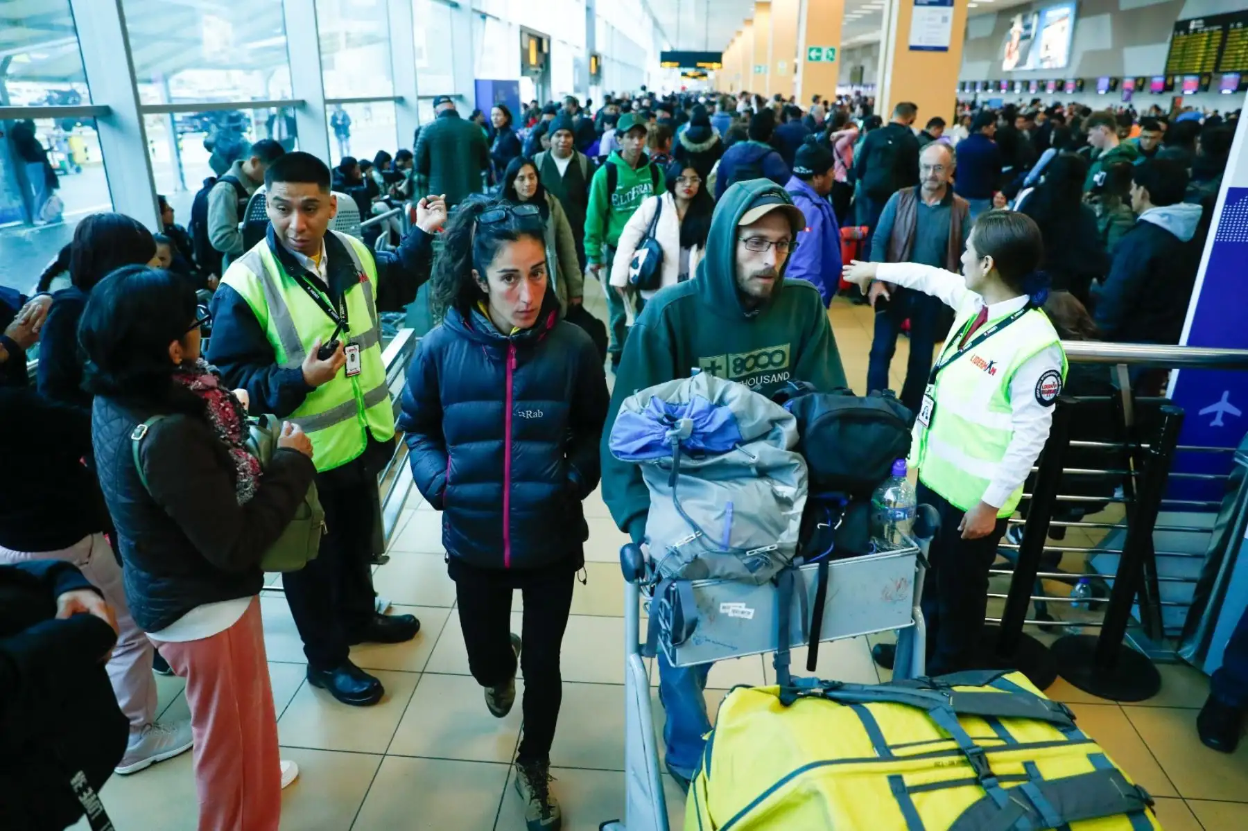 Pese a que esta madrugada se restablecieron los vuelos nacionales e internacionales en el aeropuerto Jorge Chávez, los usuarios aún sufren por la reprogramación de las salidas. Foto: ANDINA/Daniel Bracamonte