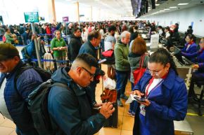 Pese a que esta madrugada se restablecieron los vuelos nacionales e internacionales en el aeropuerto Jorge Chávez, los usuarios aún sufren por la reprogramación de las salidas. Foto: ANDINA/Daniel Bracamonte