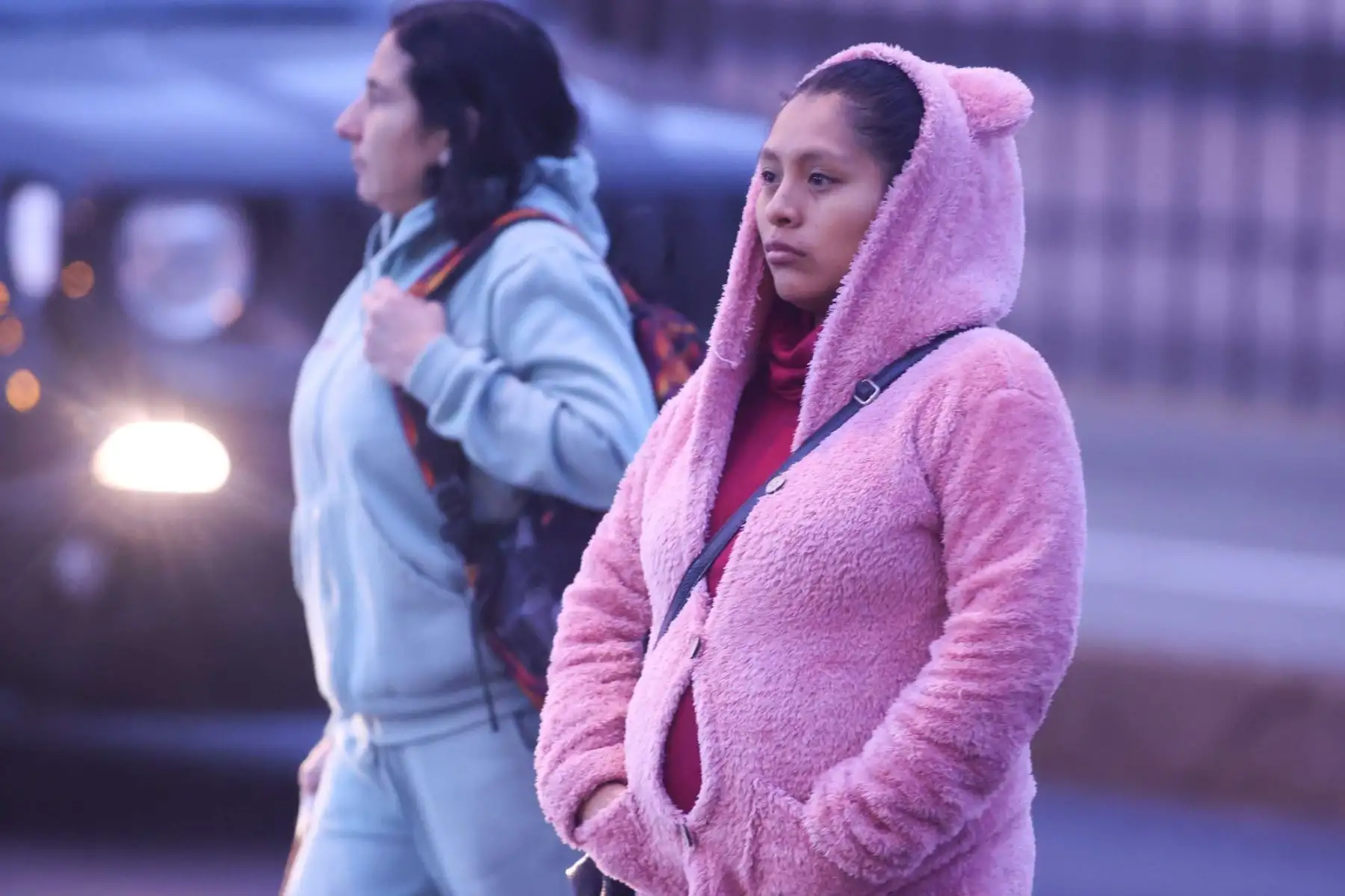 Las temperaturas mínimas en Lima Este llegan a los 10.8° grados. En algunos distritos, ha calado con fuerza en los hogares limeños lo que ha obligado a la población a abrigarse con gruesas casacas para aplacar el frío intenso. Foto: ANDINA/ Carlos Lezama Villantoy
