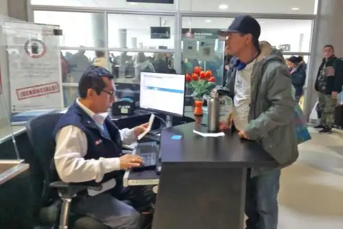 Inspectores de Migraciones brindaron atención a los pasajeros de los nueve vuelos que aterrizaron anoche en el aeropuerto de Pisco a donde fueron derivados debido al cierre del aeropuerto Jorge Chávez. ANDINA/Difusión