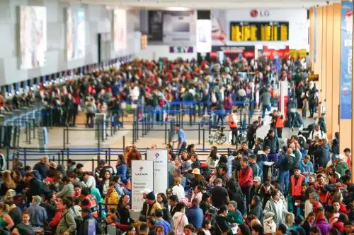 Largas colas en el Aeropuerto Jorge Chávez tras reanudarse los vuelos nacionales e internacionales luego del desperfecto ocurrido en el sistema eléctrico de luces de la pista de aterrizaje el domingo 2 de junio. Foto: ANDINA/Daniel Bracamonte