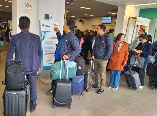 Cientos de pasajeros esperan en el aeropuerto de Trujillo que se reanuden los vuelos con destino a Lima que se vieron afectados por la suspensión de operaciones en el aeropuerto Jorge Chávez. Foto: Luis Puell
