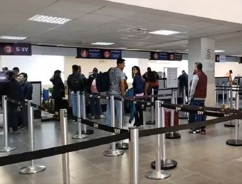 Pasajeros varados en el aeropuerto de Piura esperan que esta tarde se reanuden los vuelos a Lima tras la suspensión de operaciones en el aeropuerto Jorge Chávez a consecuencia de un desperfecto en el sistema eléctrico de la pista de aterrizaje. ANDINA/Difusión