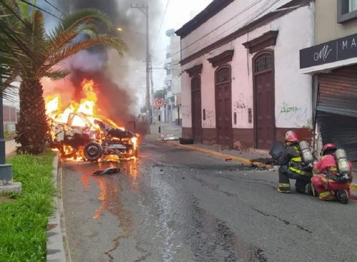 Tres personas salvan de morir calcinados en Tacna tras el despiste e incendio del automóvil en que viajaban. Aparentemente el accidente fue provocado por que la conductora se encontraba en estado de ebriedad. ANDINA/Difusión