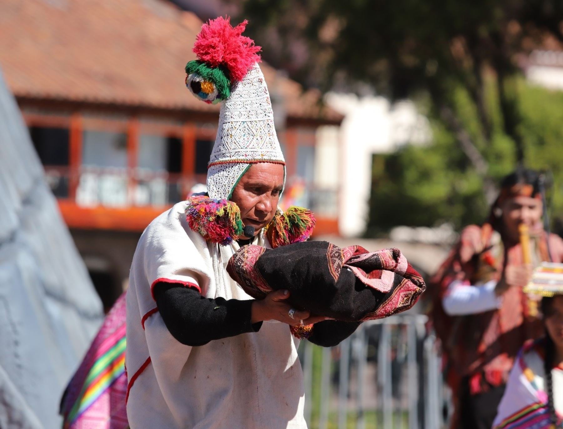 Sacerdotes andinos ofrecieron una ofrenda a la pachamama en el inicio de las actividades por las fiestas de Cusco. El ritual se desarrolló en la plaza de Armas y contó con la presencia de autoridades y pobladores. ANDINA/Percy Hurtado Santillán