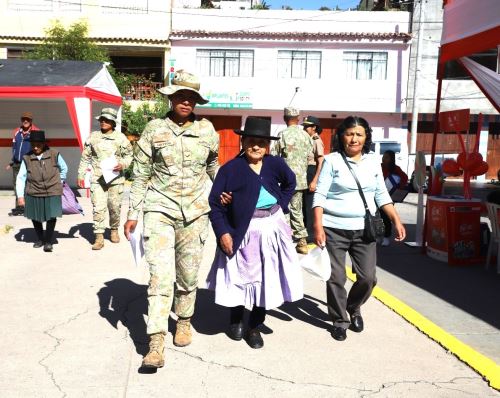 Esta mañana se inició la campaña cívica multisectorial que organiza las Fuerzas Armadas. La jornada de atención se realiza en la plaza principal del distrito de Andrés Avelino Cáceres, en la provincia de Huamanga, región Ayacucho. ANDINA/Difusión