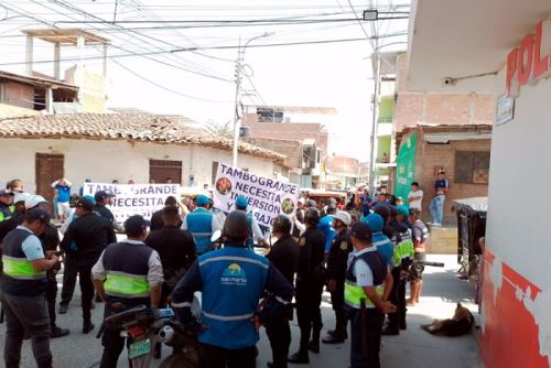 Más de 400 mototaxistas de Locuto y de Tambogrande, región Piura, se movilizamos en forma pacífica desde el terminal terrestre hasta la plaza de Armas.