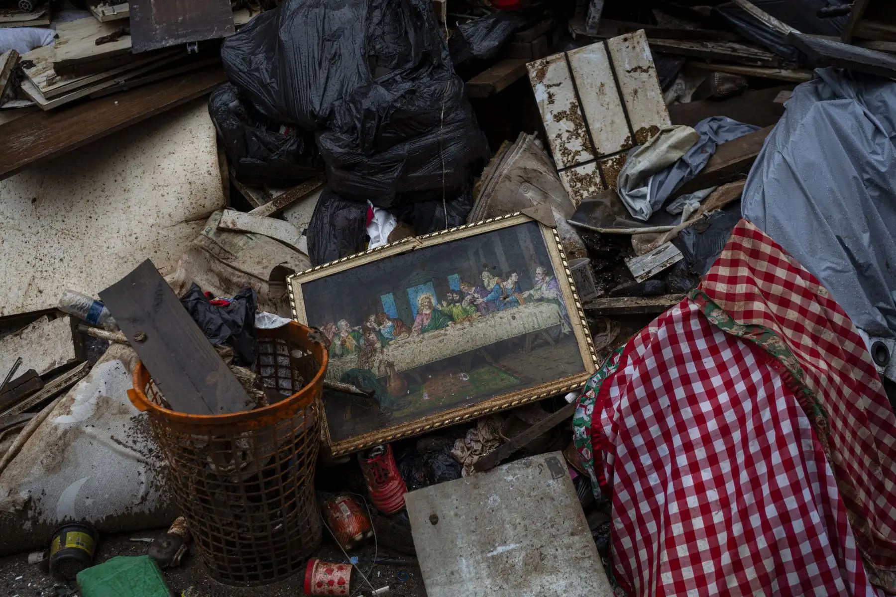 La ciudad brasileña de Porto Alegre cumplió este lunes un mes desde el inicio de las inéditas inundaciones, con el foco puesto en las labores de limpieza que ya han retirado 27.700 toneladas de basura de las calles. Foto: EFE
