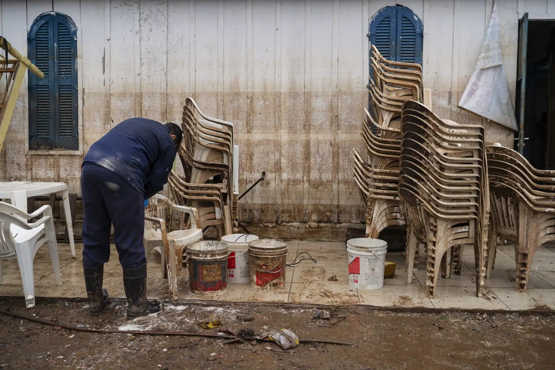 Con la disminución de las precipitaciones, el Ayuntamiento ha puesto en marcha a los equipos de limpieza para retirar los muebles, colchones y electrodomésticos inservibles que los vecinos van dejando en las aceras. Foto: EFE