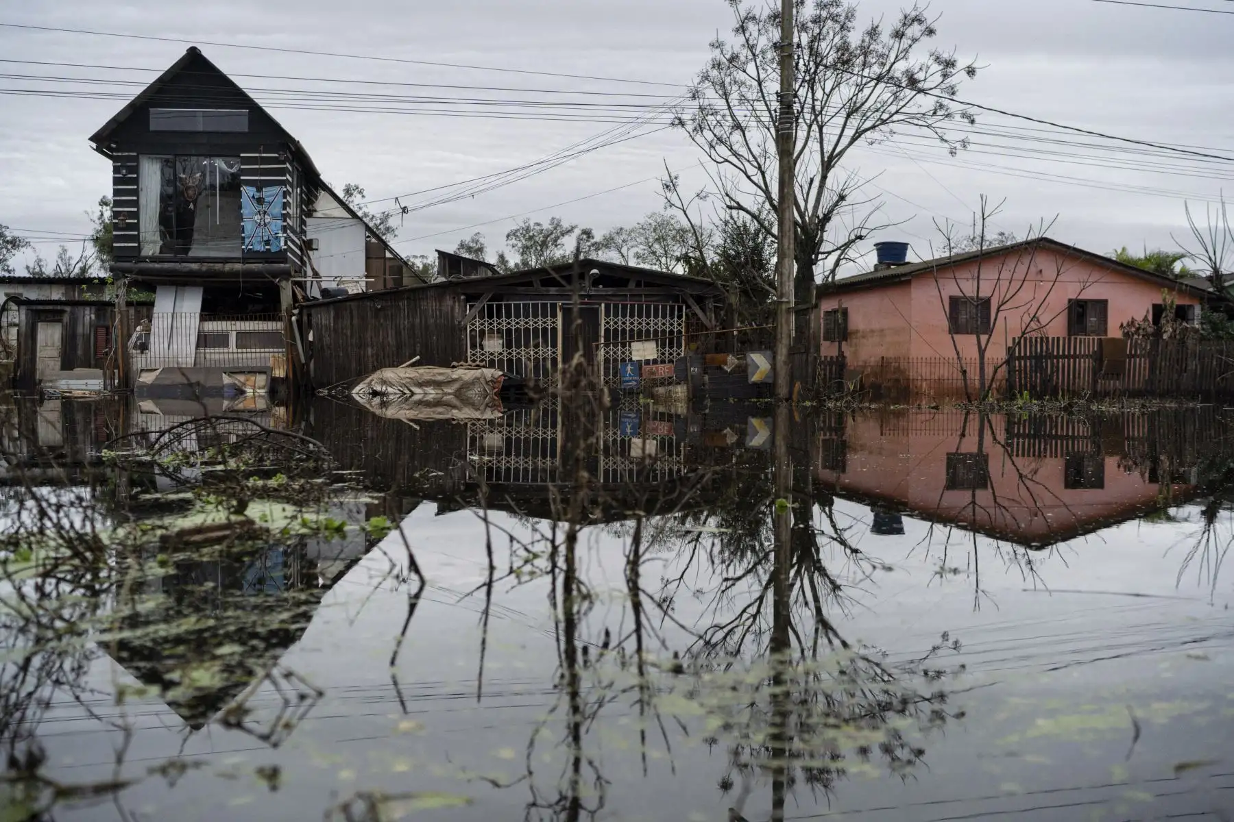 Cerca de 800 trabajadores municipales de limpieza y 300 vehículos, entre excavadoras y camiones, recorren los barrios donde el agua ha retrocedido. Foto: EFE