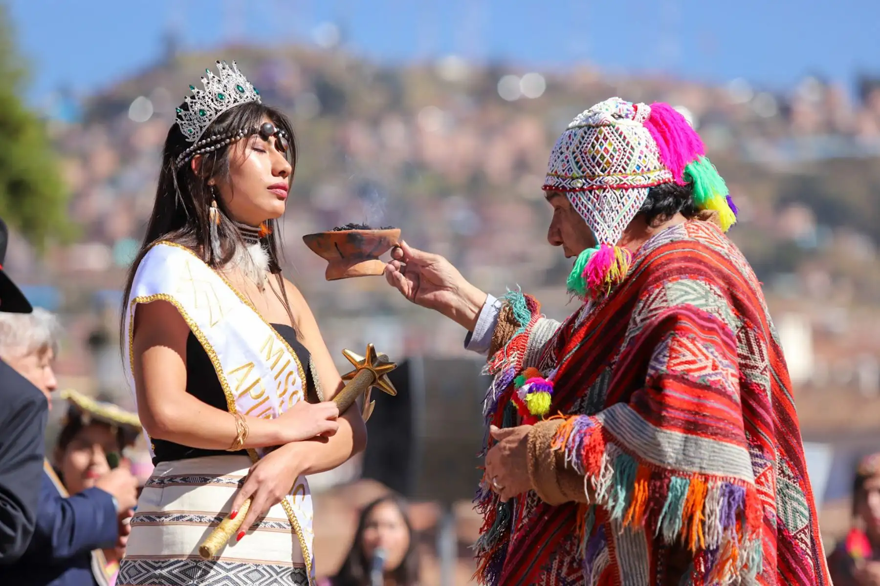 Sacerdotes andinos ofrecieron una ofrenda a la Pachamama, madre tierra, en el inicio de las fiestas en honor a la ciudad del Cusco, acto realizado con presencia de autoridades locales, ciudadanía y turistas, en la plaza de armas o Hawkaypata. Foto: ANDINA/Percy Hurtado Santillán