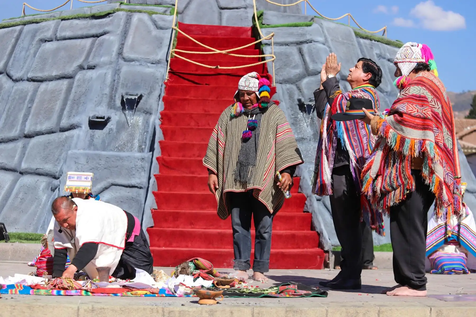 Las autoridades municipales llegaron con el Pabellón Nacional y la Bandera del Cusco, tras un desfile por el centro histórico y luego de izarlas al frontis de la basílica catedral, participaron del ritual incásico por el lapso de casi tres horas. Foto: ANDINA/Percy Hurtado Santillán
