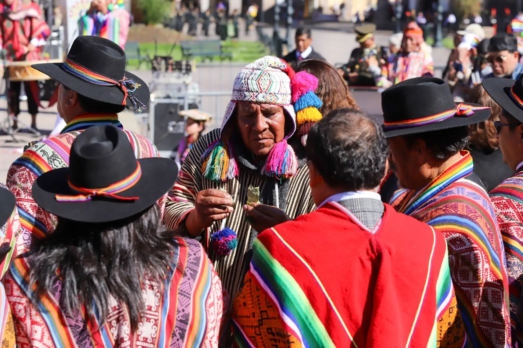 La concurrencia, por medio de los sacerdotes, se encomendaron a los Apus tutelares, Ausangate, Pachatusan, Huancauri, Sacsayhuaman, Mama Simona, Verónica, Salkantay, Pitusiray Sawasiray, entre otros, a que estas actividades festivas se desarrollen bajo sus protecciones, en un ambiente de orden, paz, tranquilidad y alegría. Foto: ANDINA/Percy Hurtado Santillán