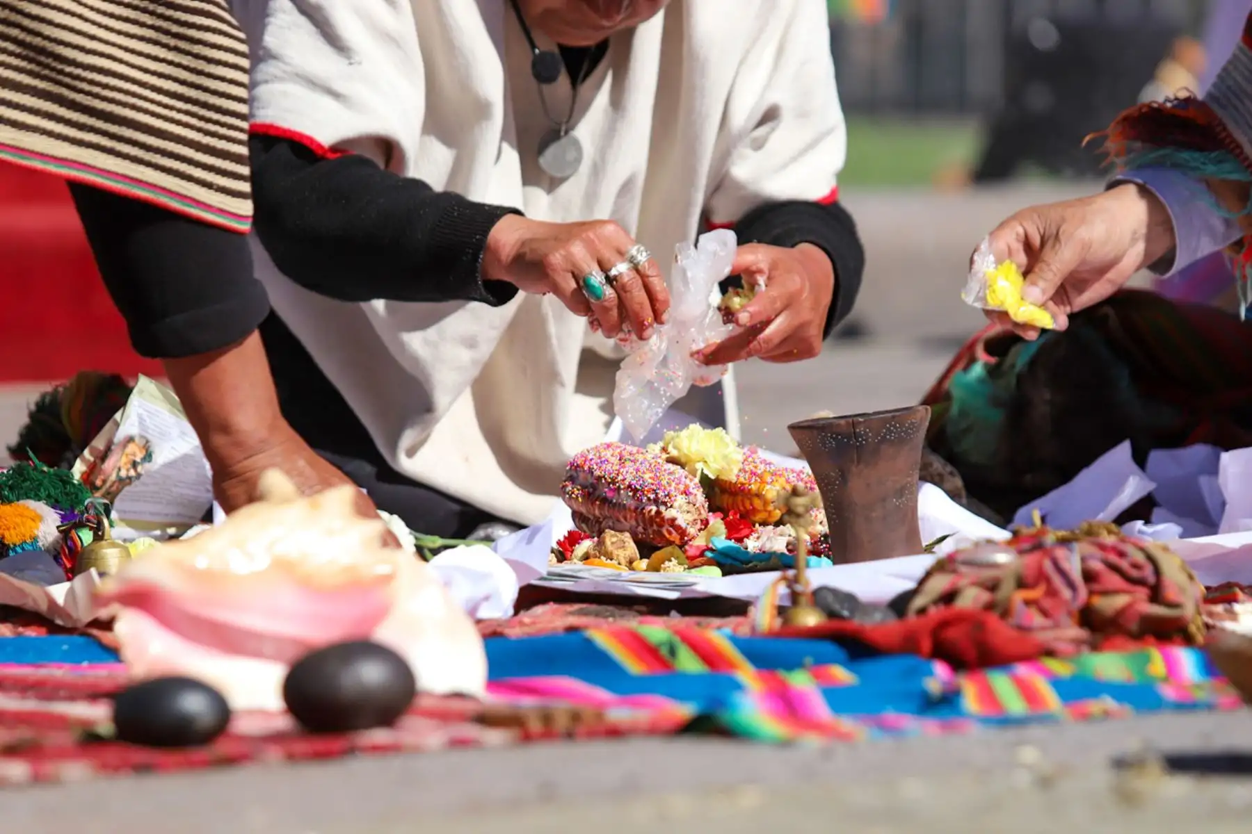 “Vamos a llegar al corazón de la tierra y ella nos hablará. Hoy nos juntaremos y de forma bonita le daremos la ofrenda a nuestra madre, para que nos dé sabiduría y nosotros reflexionemos, para no vivir en discusiones y envidia, nos encomendamos también a mamá Killa, la luna”, expresó en Quechua el altomisayoc. Foto: ANDINA/Percy Hurtado Santillán