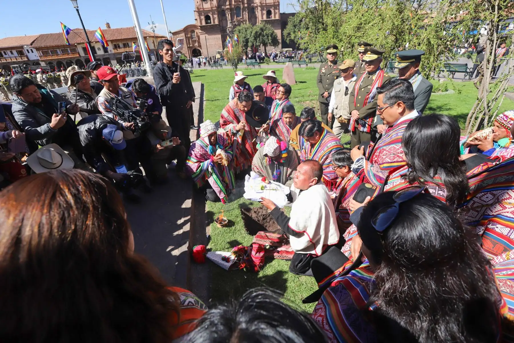 “Hoy le pediremos a nuestra madre la unión y que nos haga vivir como la naturaleza, en armonía, con alegría y mucha fuerza, vamos a llamar a nuestras deidades para que se apiade de nosotros, nos dé nueva vida y sobre todo nos proteja”, agregó. Foto: ANDINA/Percy Hurtado Santillán