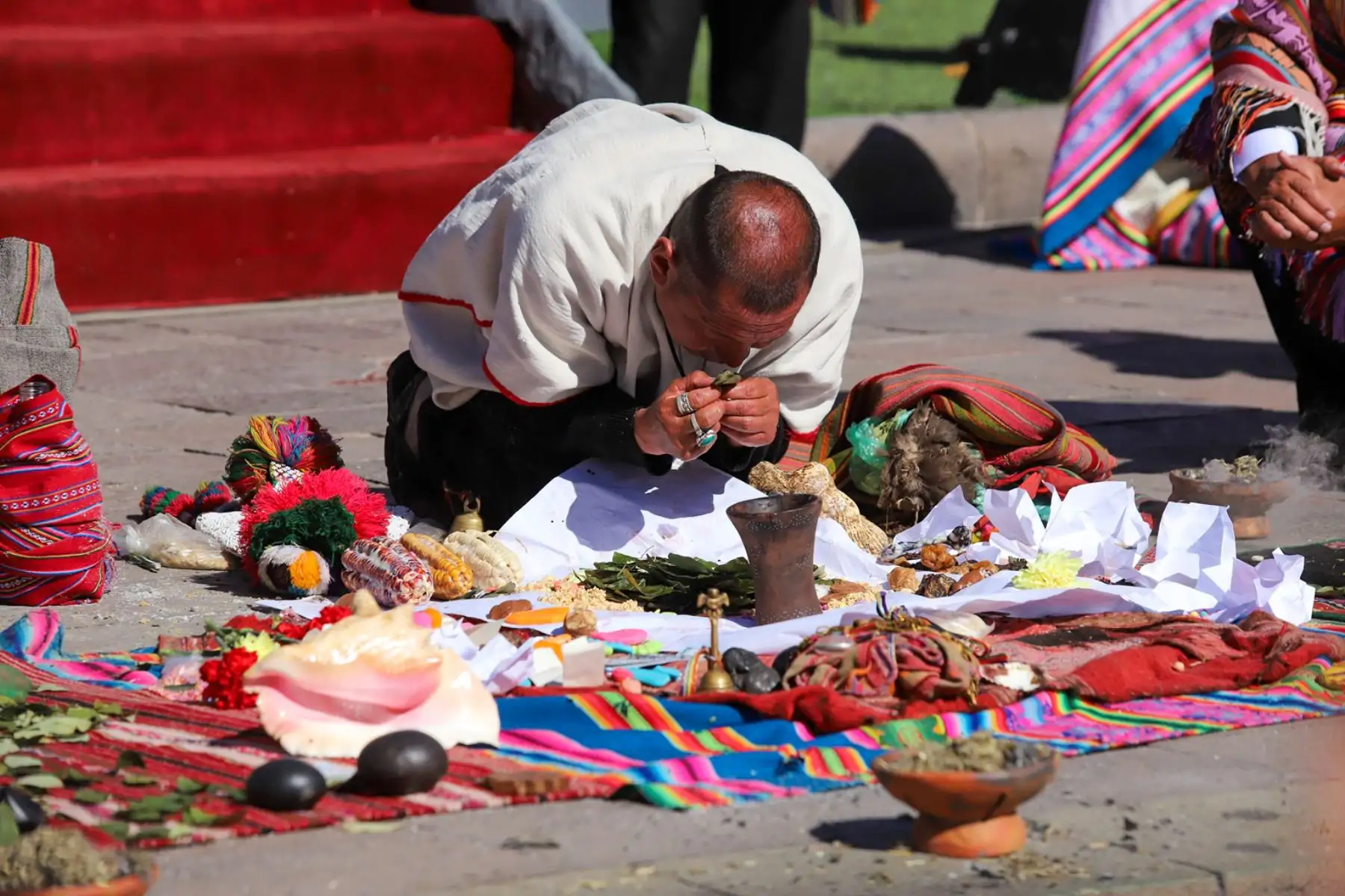 La cita terminó con un despacho u ofrenda envuelta, en el que se depositaron los alimentos de Cusco, minerales, dulces, golosinas, vino y otros artículos que son del gusto de la Pachamama. Foto: ANDINA/Percy Hurtado Santillán