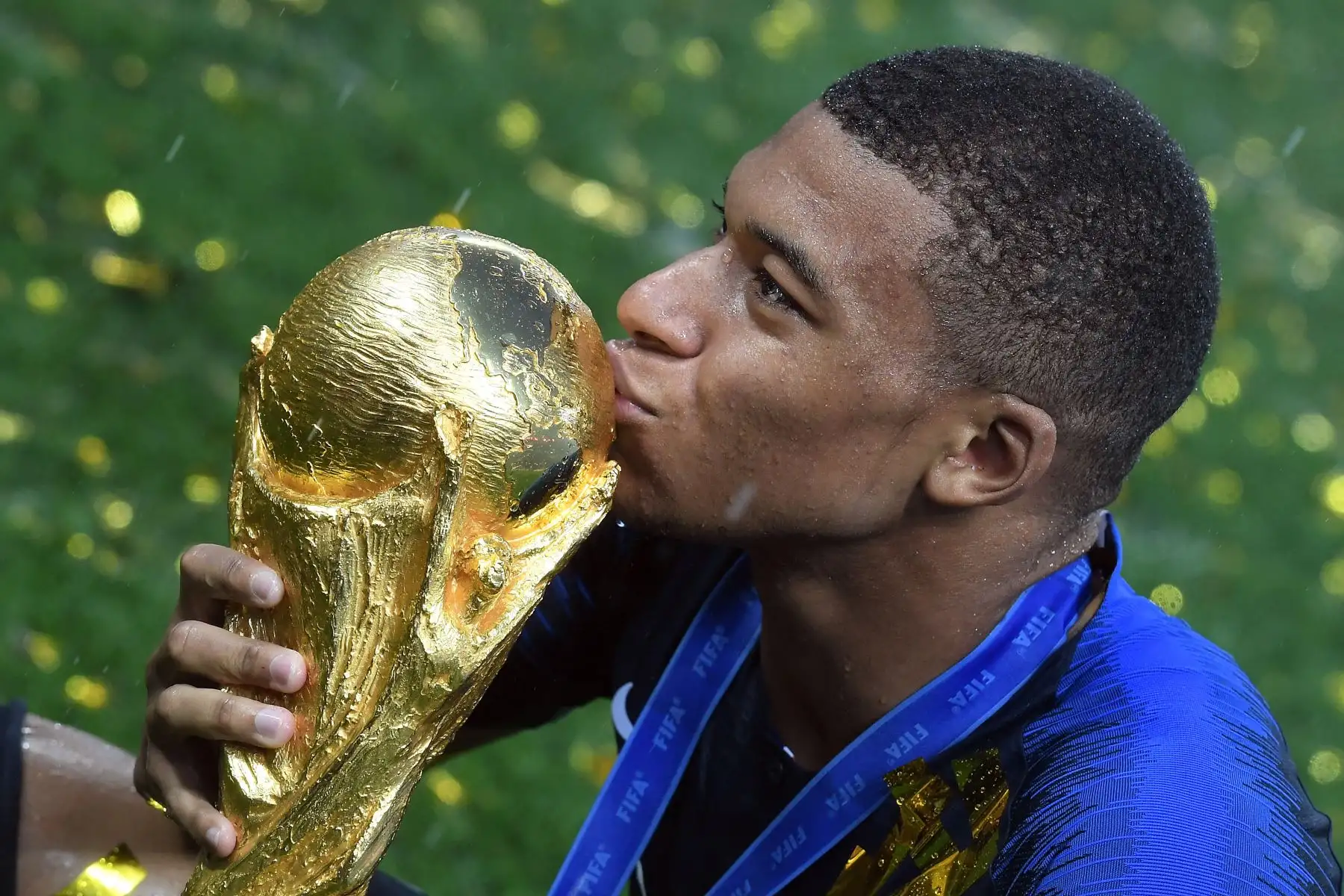 El delantero francés Kylian Mbappé besa la Copa del Mundo, luego de ganar la final de la Copa Mundial Rusia 2018 a Croacia en el Estadio Luzhniki de Moscú el 15 de julio de 2018. Foto: AFP