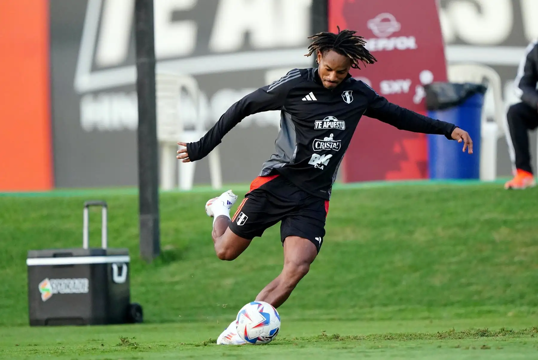 André Carrillo se dispone a patear el balón en la primera práctica de la selección nacional, de cara a la próxima fecha FIFA. Foto: ANDINA/FPF
